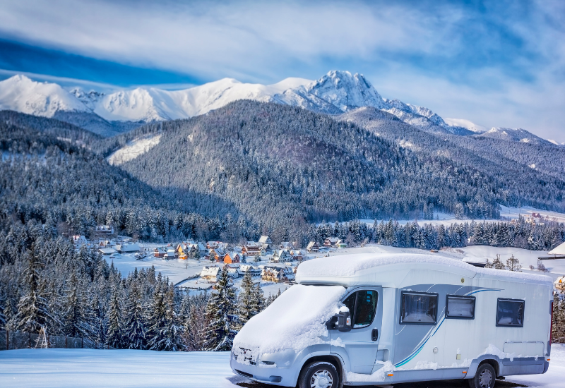 Camping-car en hiver sur la neige