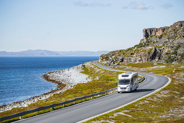 Camping-car sur la route en bord de mer