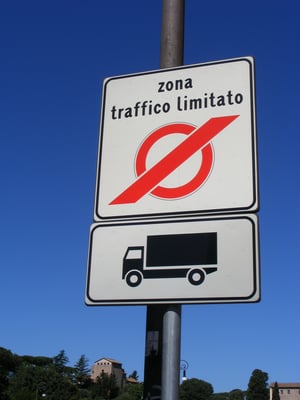 Zona_Traffico_Limitato_(Italy)_-_road_sign_with_truck