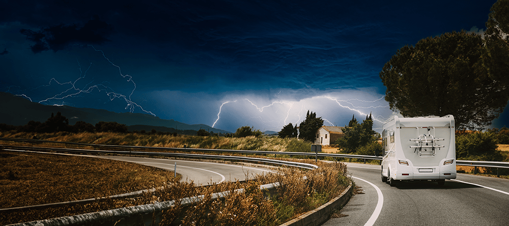 camping car dans la tempete orage