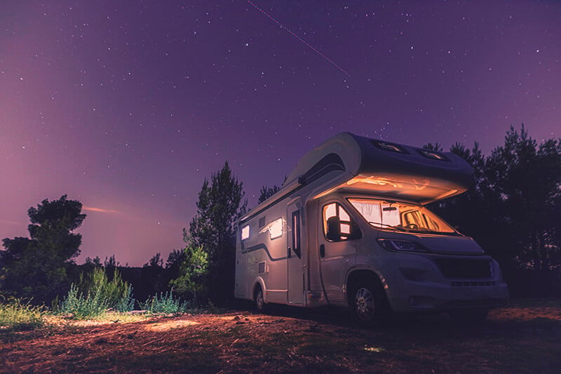 camping car de nuit avec lumière intérieure allumée