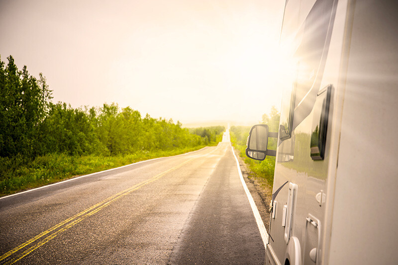 camping car sur le côté de la route