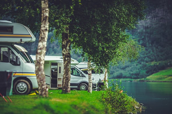 camping cars stationnes vers un fjord