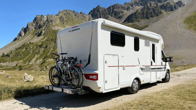 camping-car à la montagne avec porte-vélo