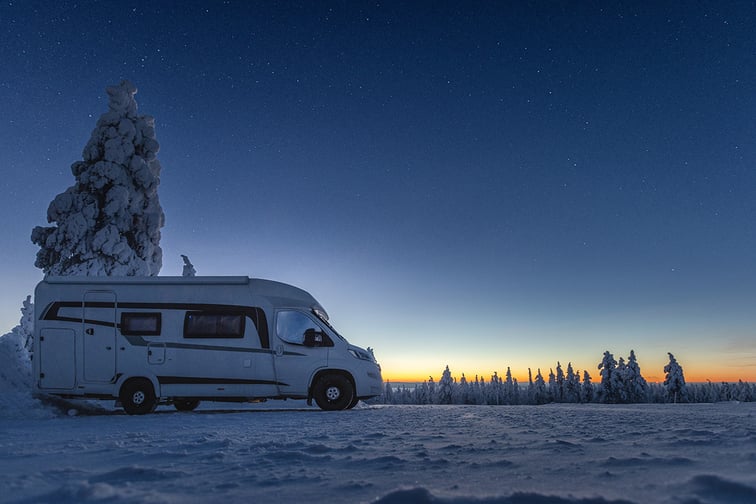 camping-car-coucher-de-soleil-enneige