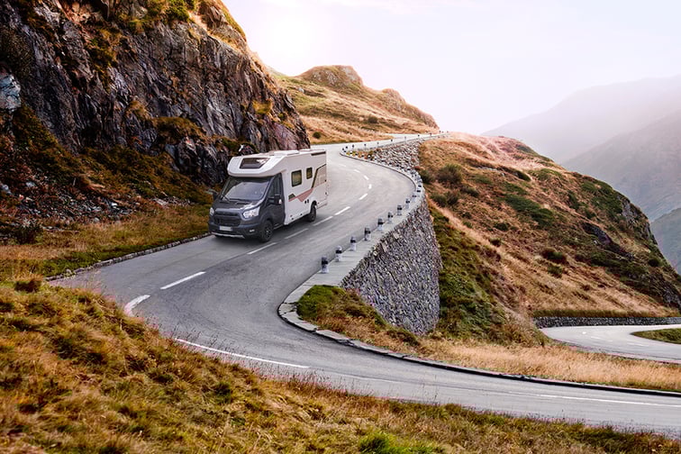 camping-car-montagne-orange