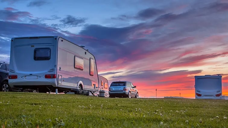 caravane-camping-car-coucher-de-soleil