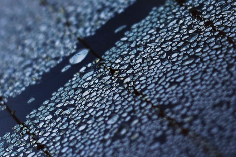 closeup-shot-water-drips-morning-dew-car-window