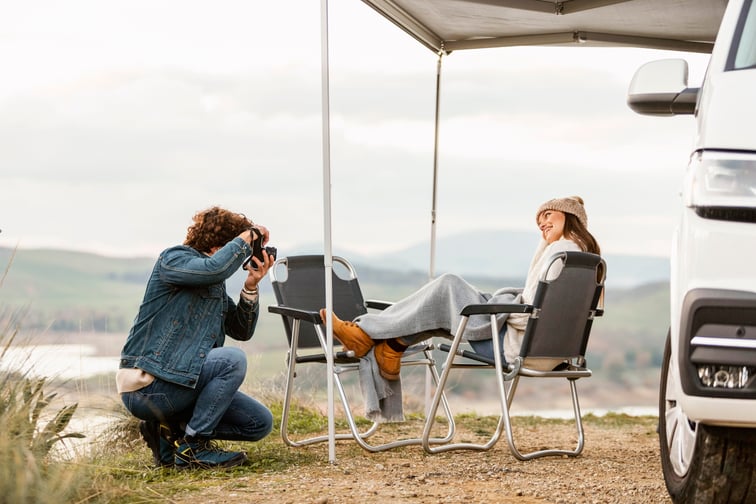 couple-enjoying-nature-while-road-trip-with-car-camera