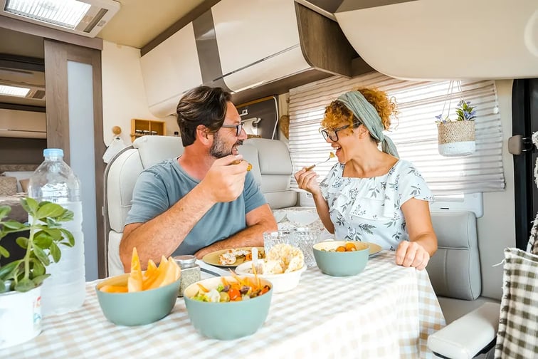 couple_repas_camping_car