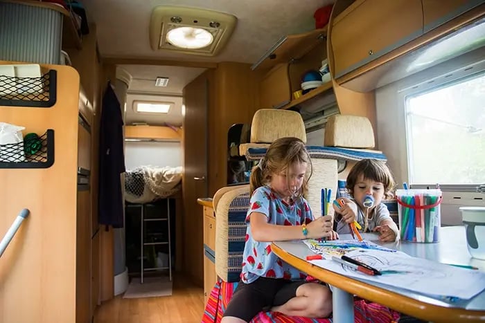 enfants-coloriage-camping-car