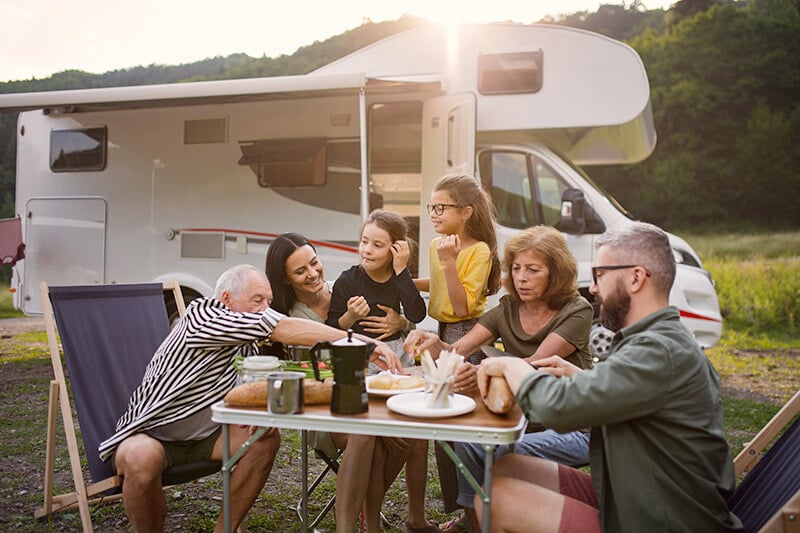 famille extérieur camping car