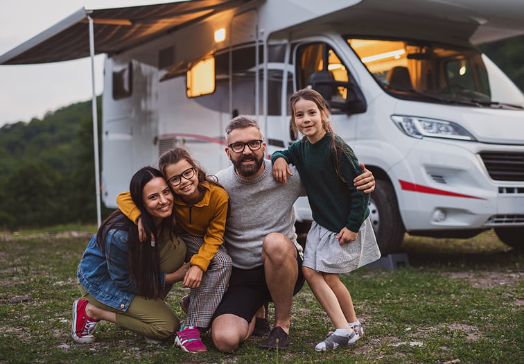 famille-pose-devant-camping-car