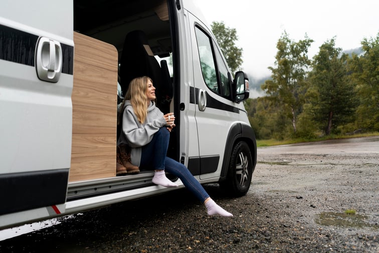 femme-detente-dans-son-camping-car-a-la-lumiere-du-jour