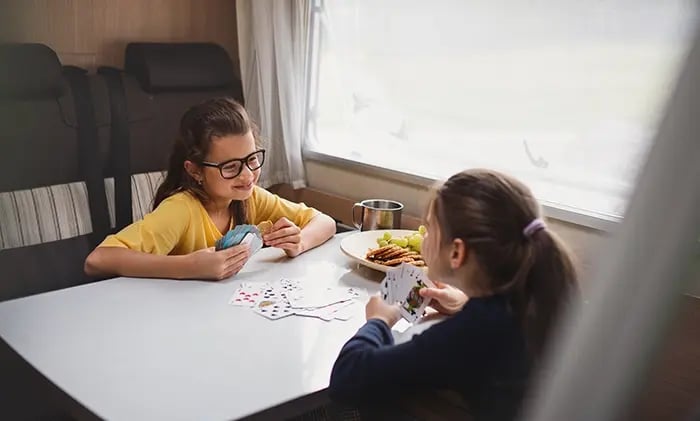 filles-jeu-de-societe-camping-car