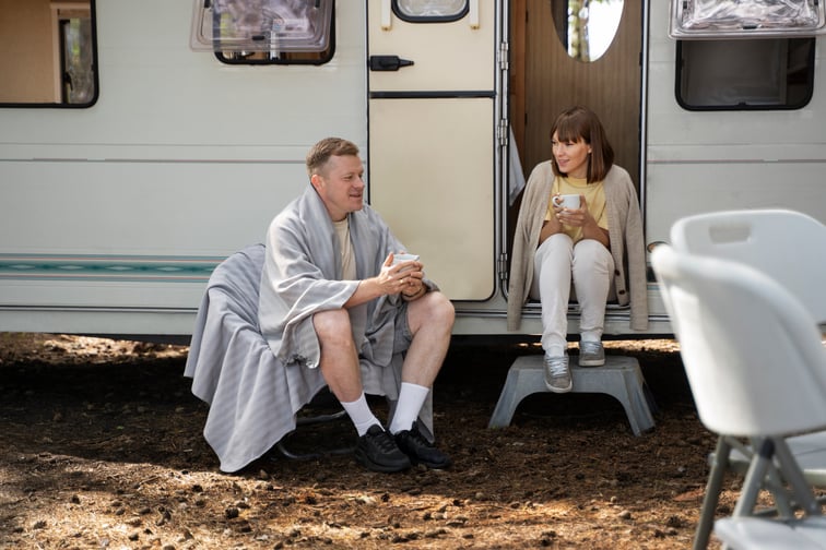 full-shot-smiley-nomad-couple