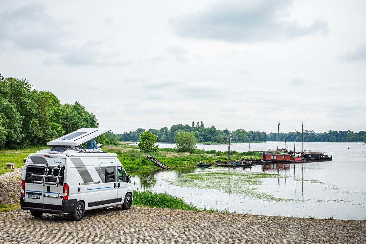 Fourgon aménagé avec toit relevable devant la Loire.