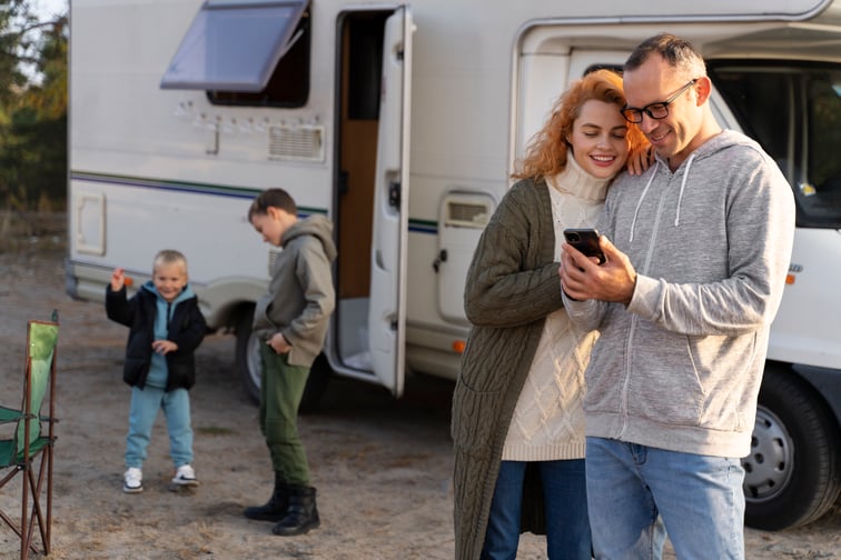 medium-shot-happy-nomad-family
