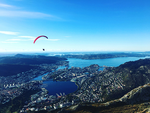 parapente au dessus de bergen norvege