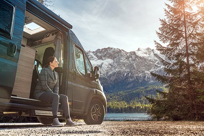 voyageuse-a-la-montagne-en-fourgon