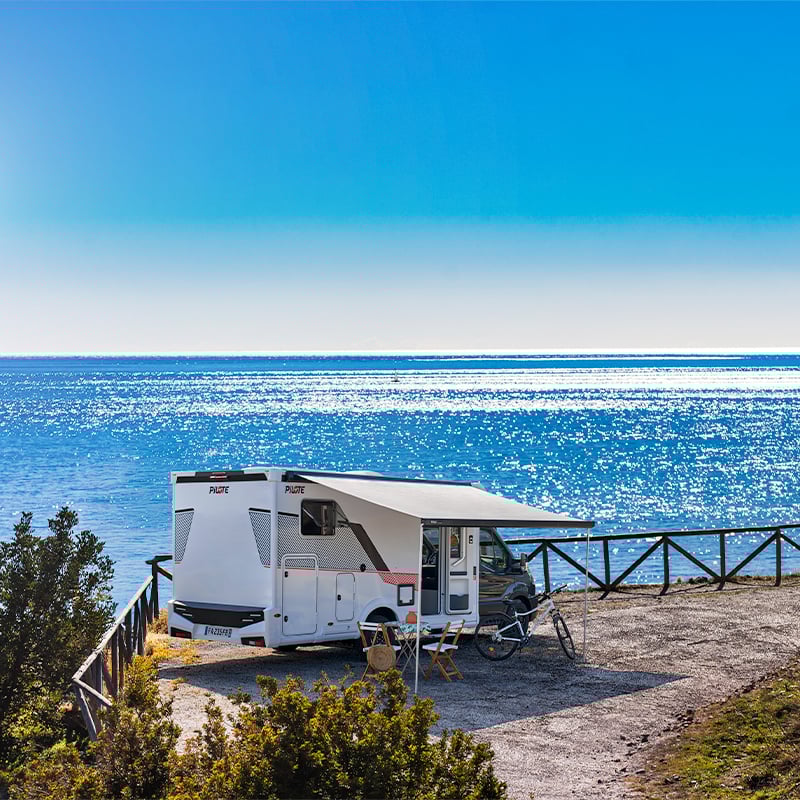 Un jeune couple devant un camping-car